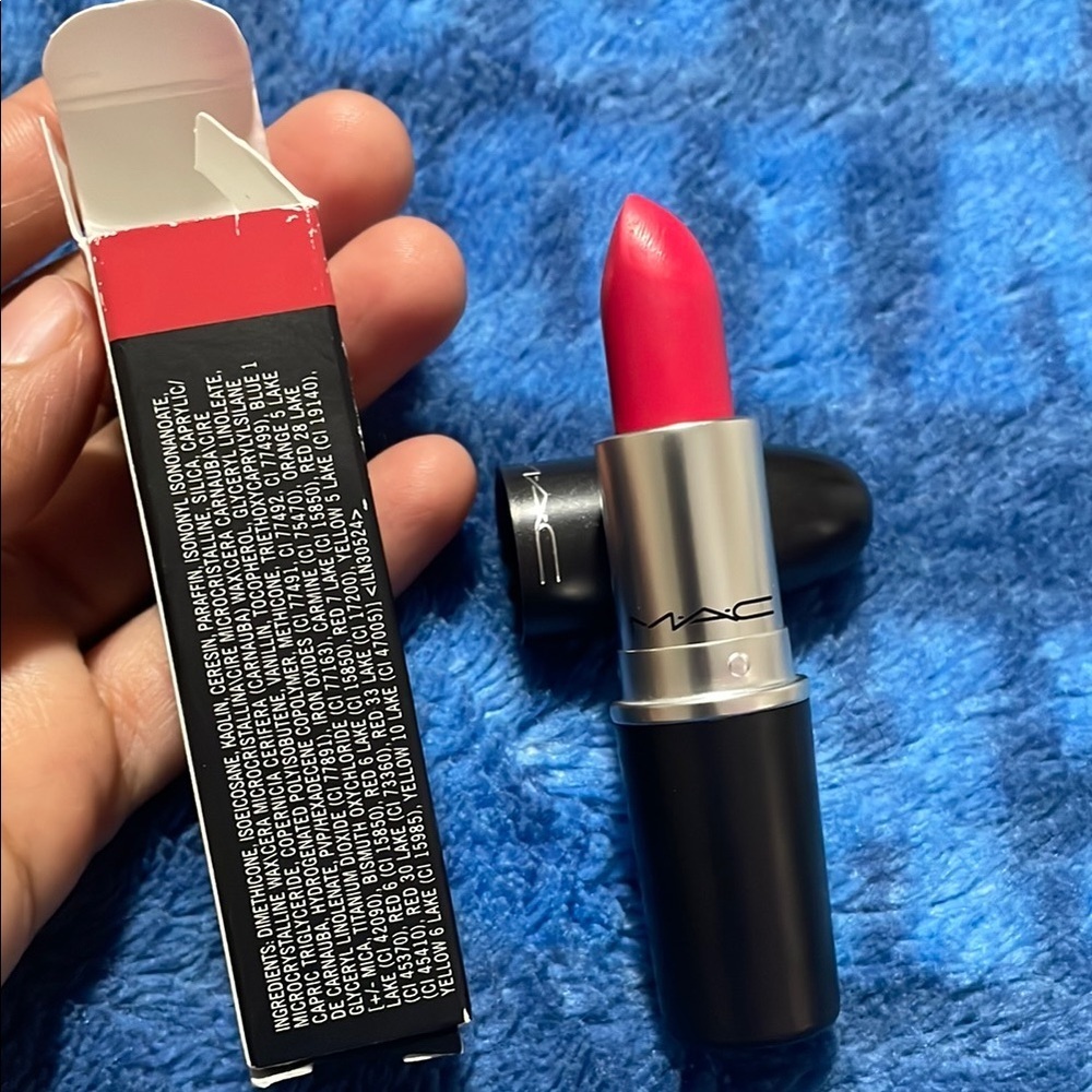MAC Cosmetics Red Lipstick Vibrant Satin Finish - Picture 3 of 4